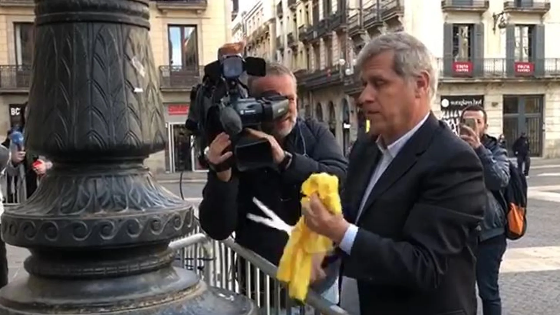 Alberto Fernández corta el lazo amarillo de las farolas de la plaza Sant Jaume