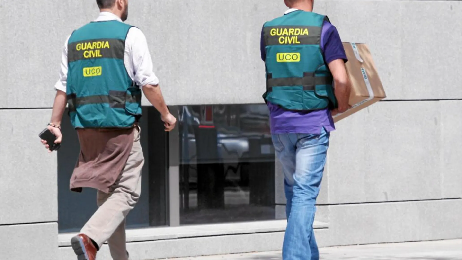 Agentes de la Guardia Civil llevan documentación incautada en el marco de la operación Lezo el pasado día 19