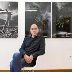 El coordinador de este proyecto cultural, Pedro Gallego de Lerma, junto a cuadros de Marina Núñez expuestos