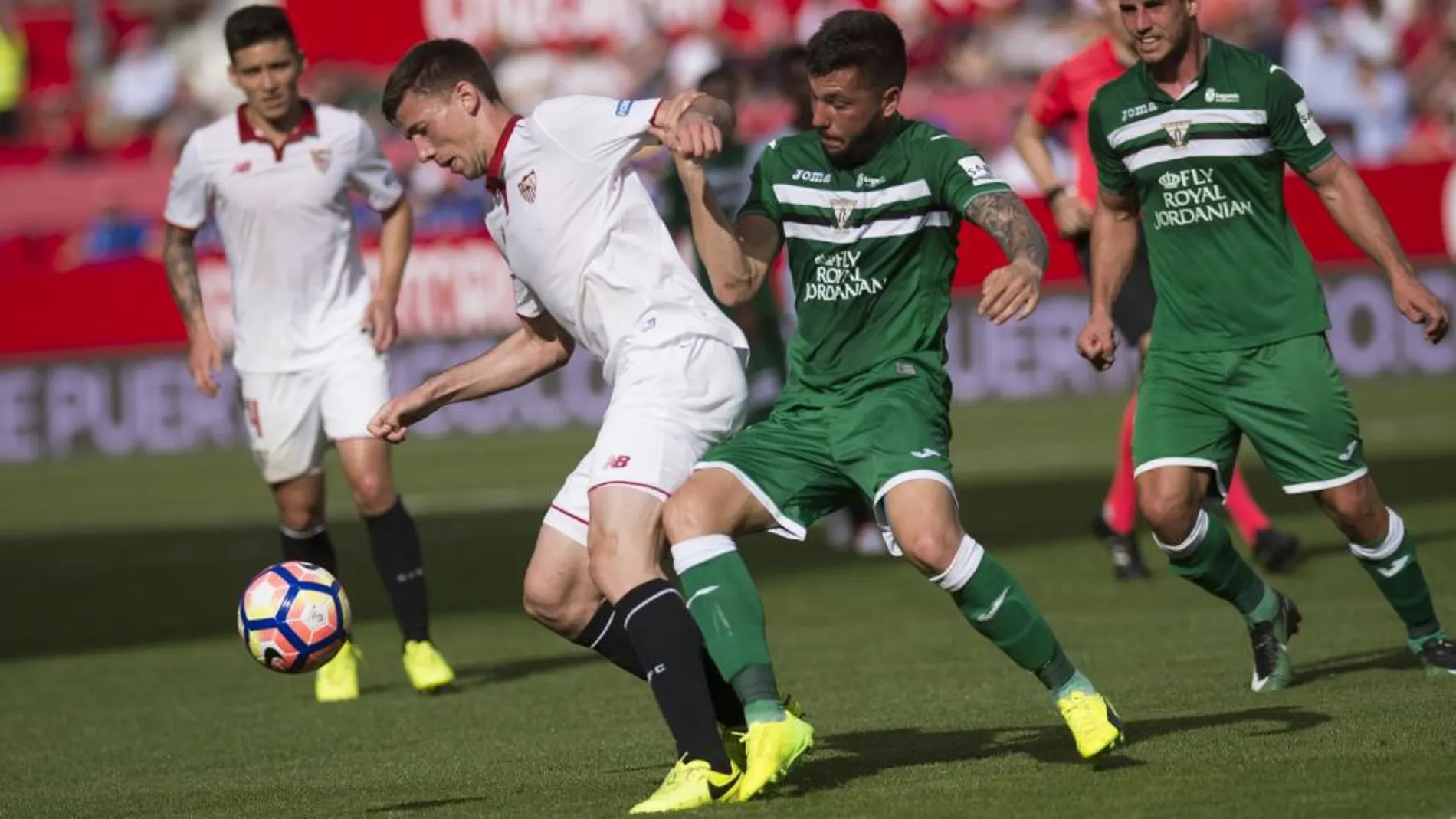 El defensa francés del Sevilla Clément Lenglet disputa un balón con el centrocampista brasileño del Leganés Gabriel Pires