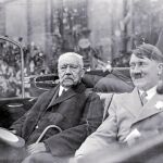 El todopoderoso Von Hindenburg junto a Hitler en 1933