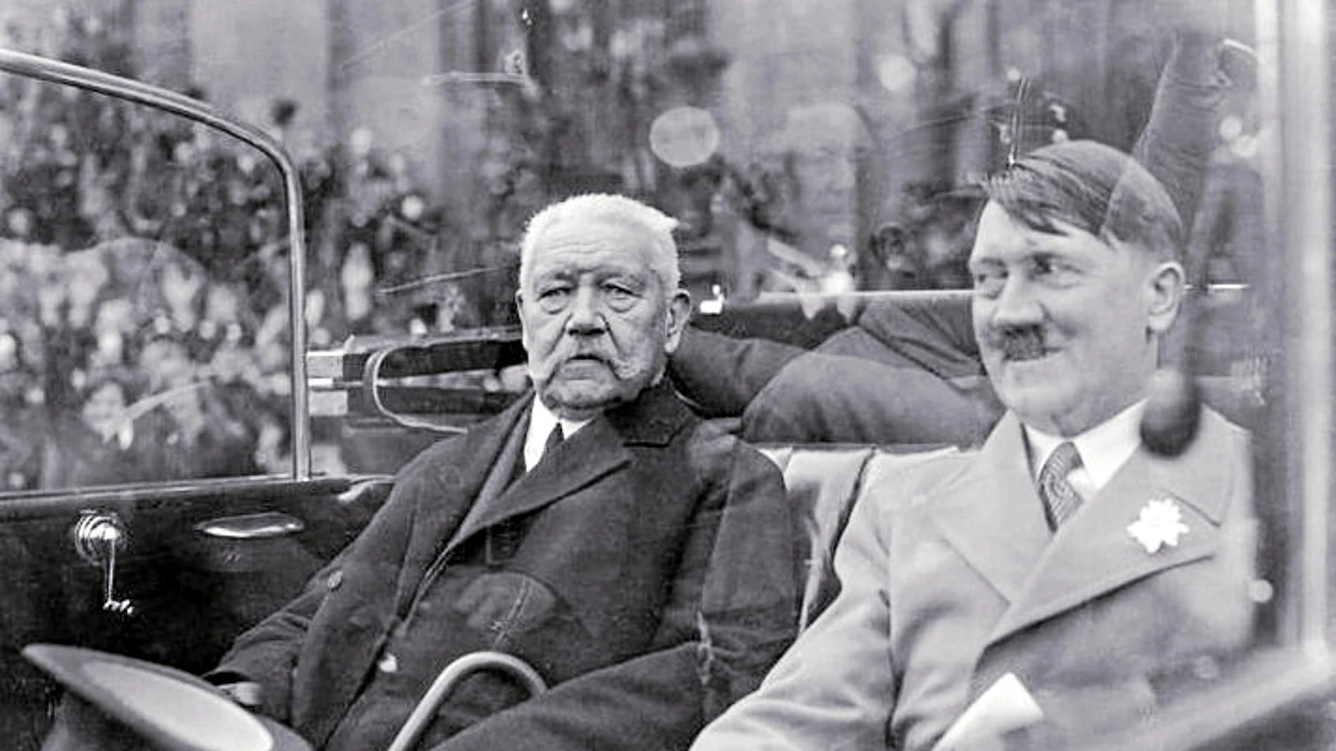 El todopoderoso Von Hindenburg junto a Hitler en 1933