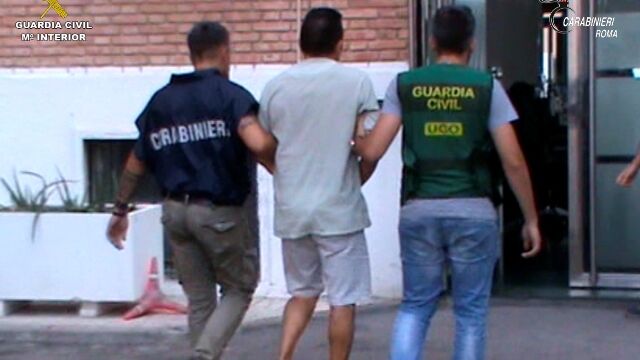 Imagen de dos guardias civiles custodiando a uno de los detenidos
