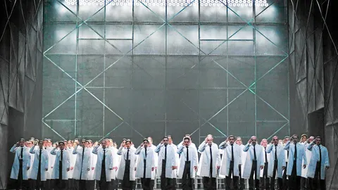 La ópera cuenta con más de 70 miembros del coro y con hasta once solistas, con Alison Cook como Lea, José Antonio López coma Ram y Xavier Sabata como Dr. Schicksal