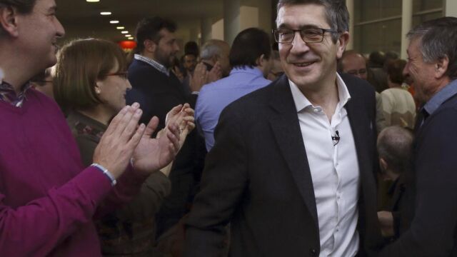 Patxi López ha estado arropado por muchos alcaldes del PSOE que apoyaron a Pedro Sánchez