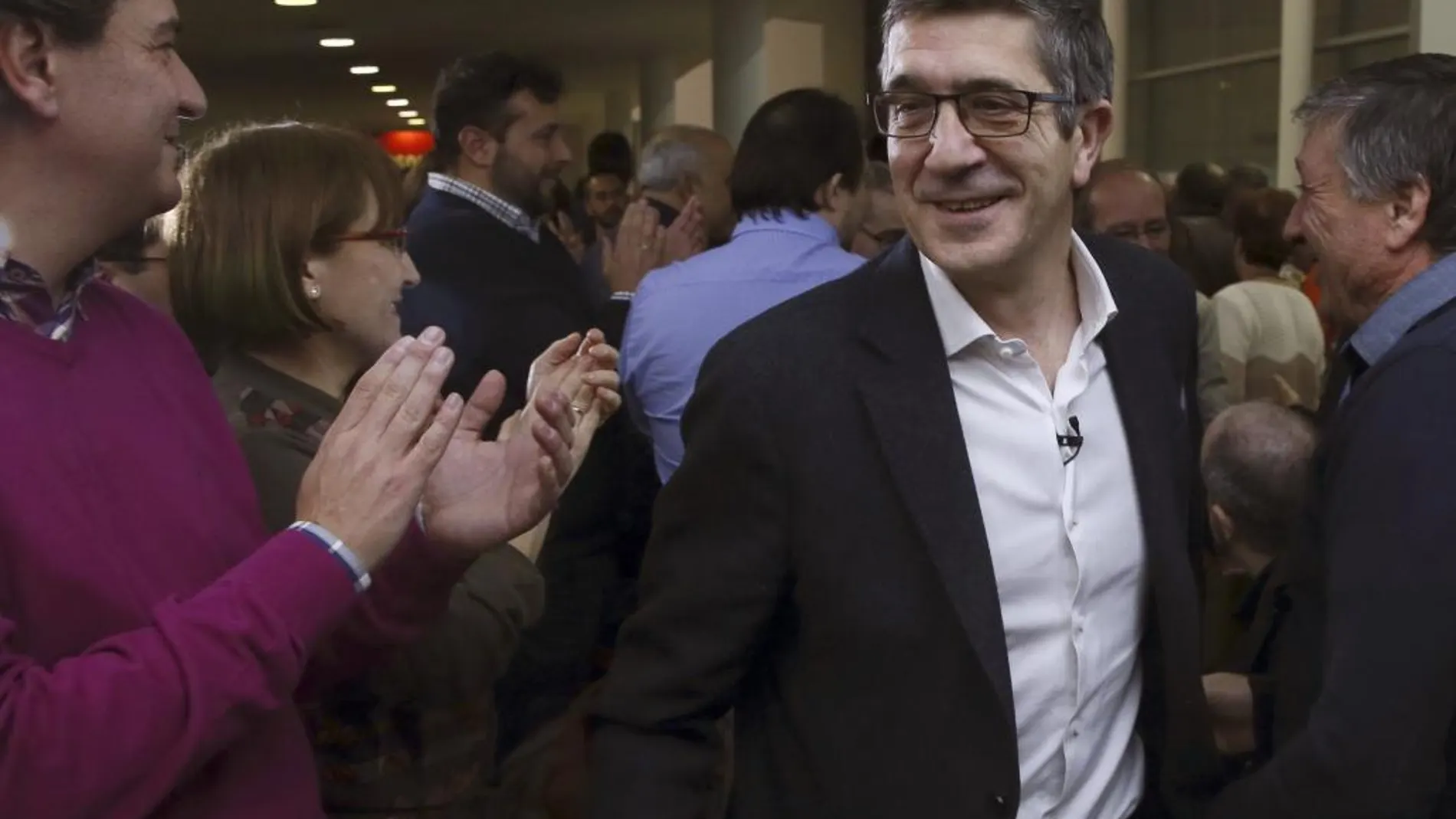 Patxi López ha estado arropado por muchos alcaldes del PSOE que apoyaron a Pedro Sánchez