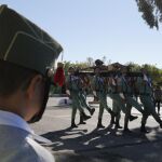 Un niño observa el paso del Cristo de la Buena Muerte durante la jornada de puertas abiertas que con el LVIII Aniversario del Combate de Edchera se ha celebrado en la Brigada de la Legión en Viator, Almería