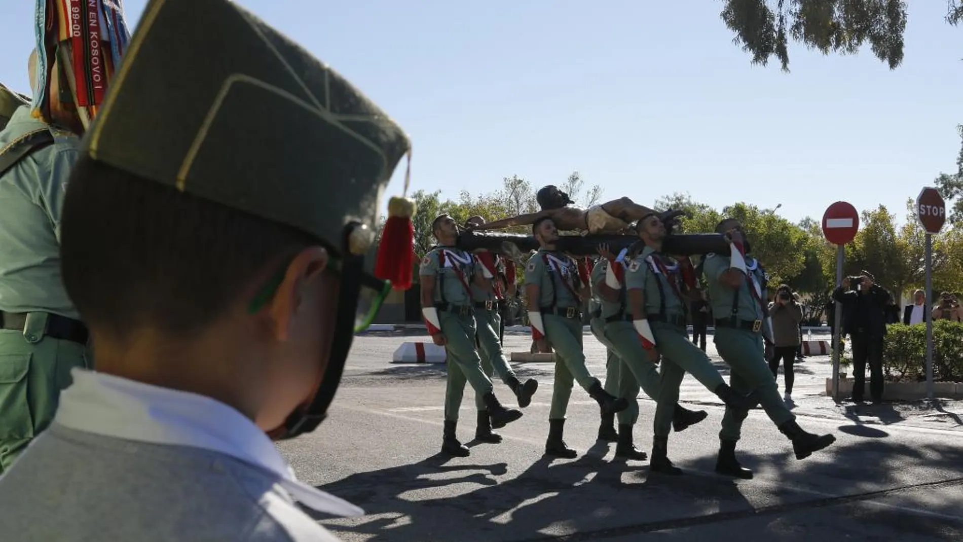 Un niño observa el paso del Cristo de la Buena Muerte durante la jornada de puertas abiertas que con el LVIII Aniversario del Combate de Edchera se ha celebrado en la Brigada de la Legión en Viator, Almería
