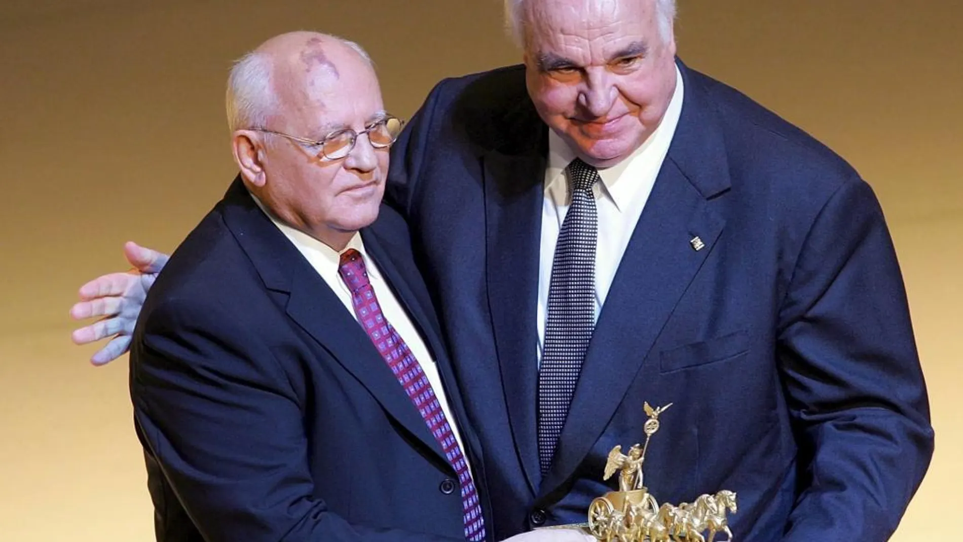 Helmut Kohl y Mijail Gorvachov, durante la entrega del premio alemán "Quadriga"en Berlín en 2005
