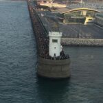 Cientos de personas han acudido al puerto de Gexto a despedir al "Juan Carlos I"
