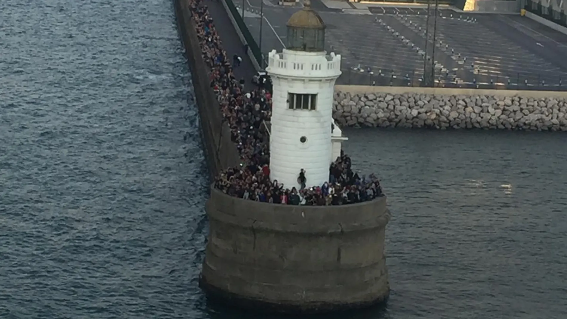 Cientos de personas han acudido al puerto de Gexto a despedir al "Juan Carlos I"
