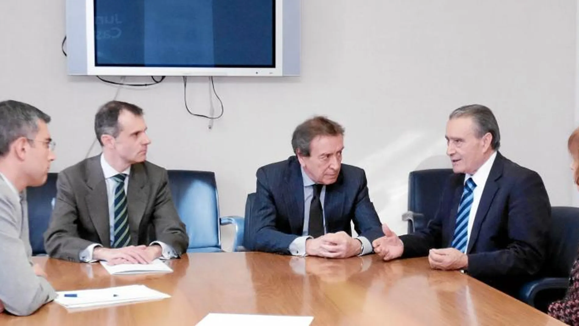 José Antonio de Santiago-Juárez y José Manuel Herrero se reúnen con el presidente de las Sociedades Castellano y Leonesas de la República Argentina, Pedro Bello, y otros representantes