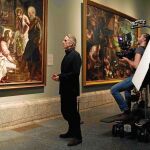 Jeremy Irons, durante el rodaje del documental, frente a «El lavatorio», de Tintoretto, una de las obras que se muestran en la cinta que celebra el bicentenario de la pinacoteca