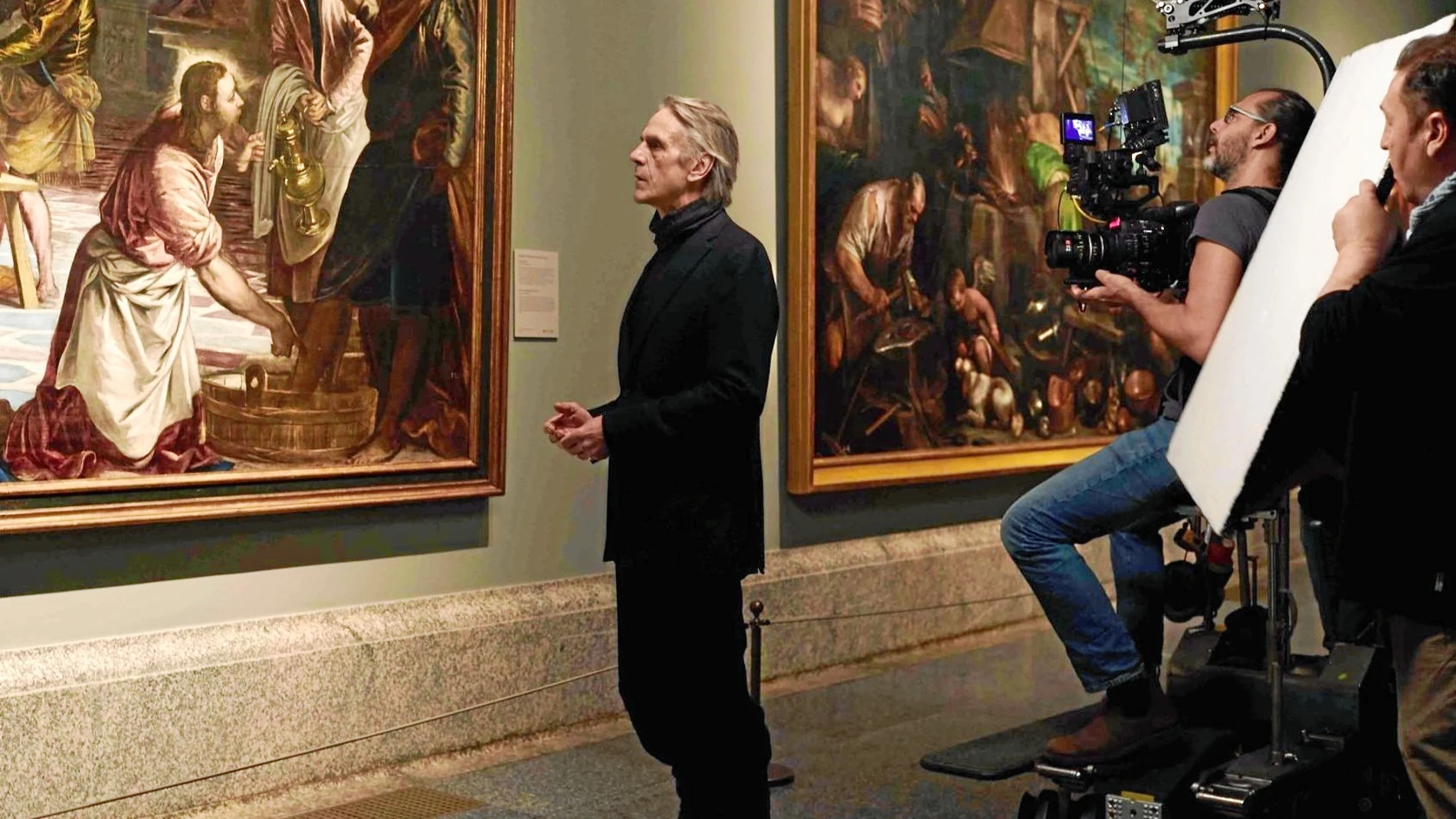 Jeremy Irons, durante el rodaje del documental, frente a «El lavatorio», de Tintoretto, una de las obras que se muestran en la cinta que celebra el bicentenario de la pinacoteca