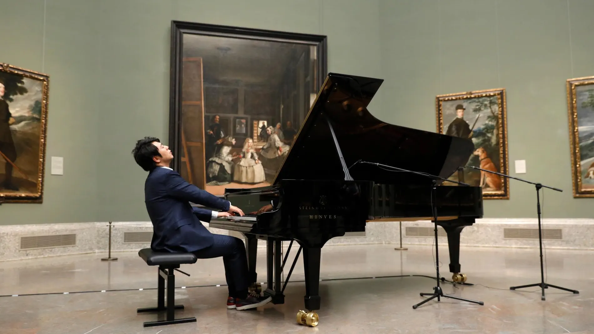 El pianista chino Lang Lang tocando algunas obras frente al cuadro de Las Meninas en el Museo del Prado