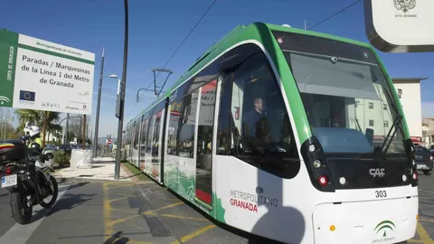 El metro de Granada en un tramo en superficie