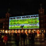 La fachada de la Casa de la Panadería de la Plaza Mayor de Madrid se ha iluminado esta noche con imágenes de gran formato de los conocidos como "papeles de Bárcenas”