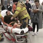 Los servicios de emergencia atienden a uno de los pasajeros del vuelo / Foto: Ap