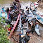 Guerrilleros del Bloque Sur de las FARC atraviesan el río Mecaya para desmovilizarse