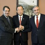 El presidente de Chipre, Nicos Anastasiades (izda), y el líder de los turcochipriotas, Mustafá Akinci (dcha), se reúnen con el secretario general de Naciones Unidas en el marco de la 46 edición de la reunión anual del Foro Económico Mundial en Davos