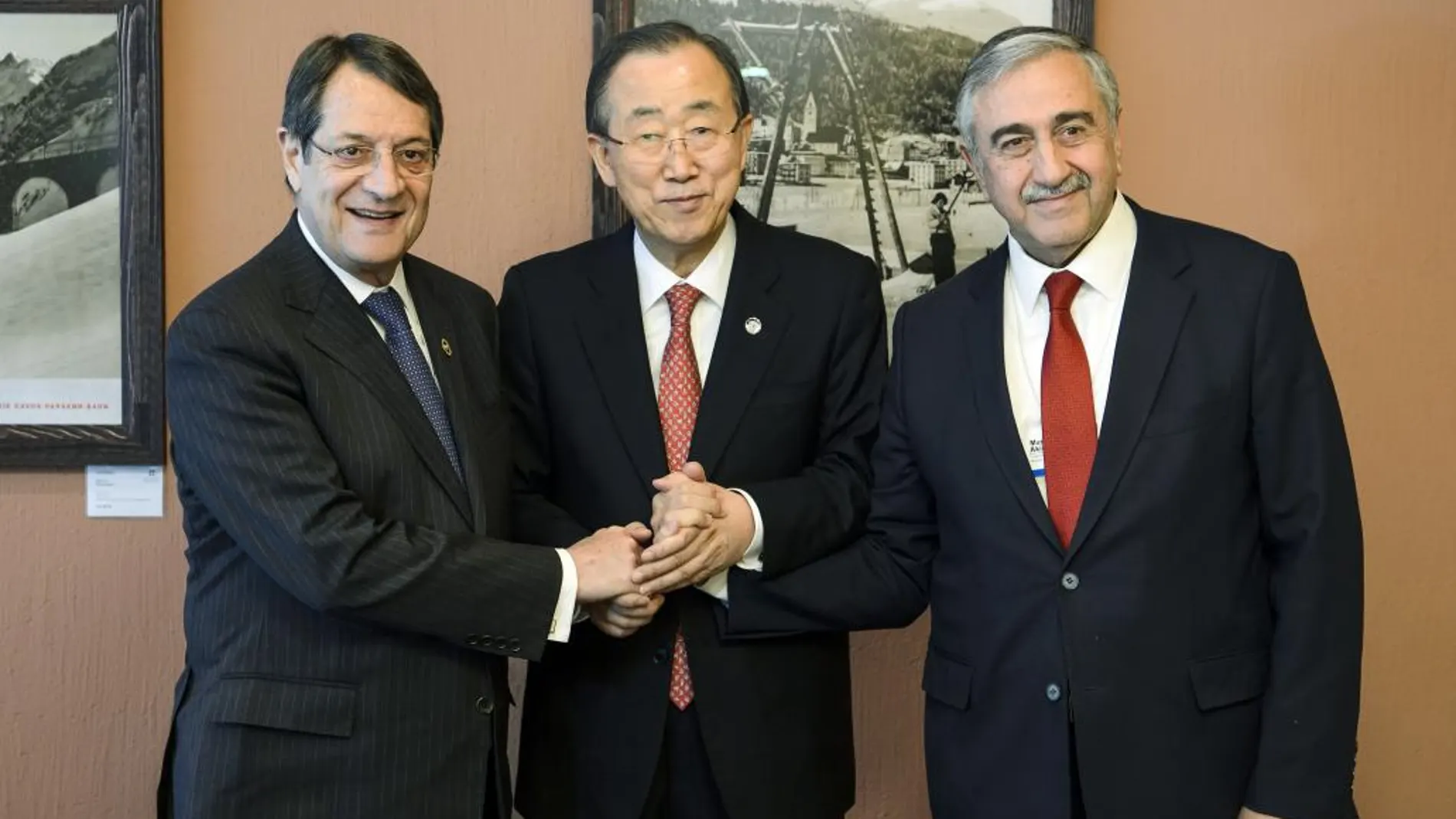 El presidente de Chipre, Nicos Anastasiades (izda), y el líder de los turcochipriotas, Mustafá Akinci (dcha), se reúnen con el secretario general de Naciones Unidas en el marco de la 46 edición de la reunión anual del Foro Económico Mundial en Davos