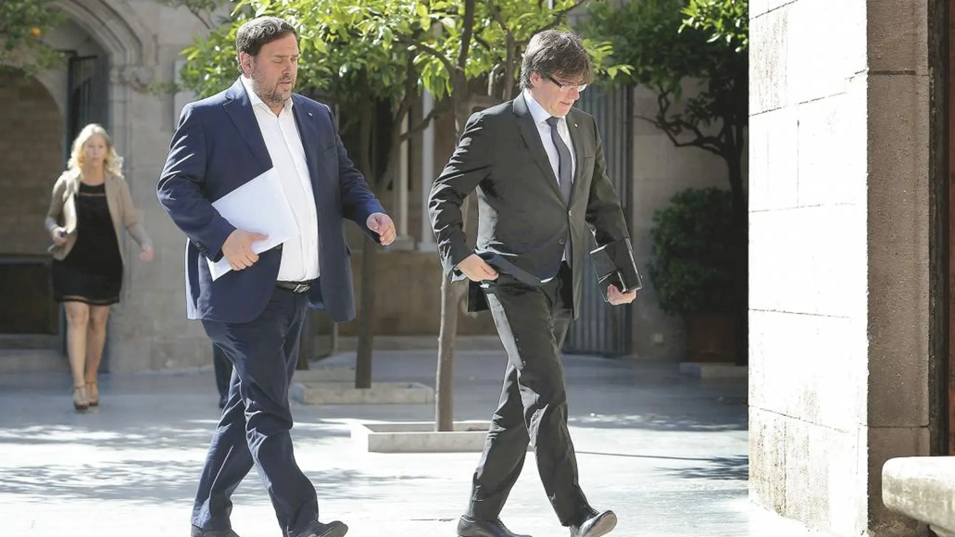 El presidente de la Generalitat, Carles Puigdemont (d) y el vicepresidente, Oriol Junqueras (i).
