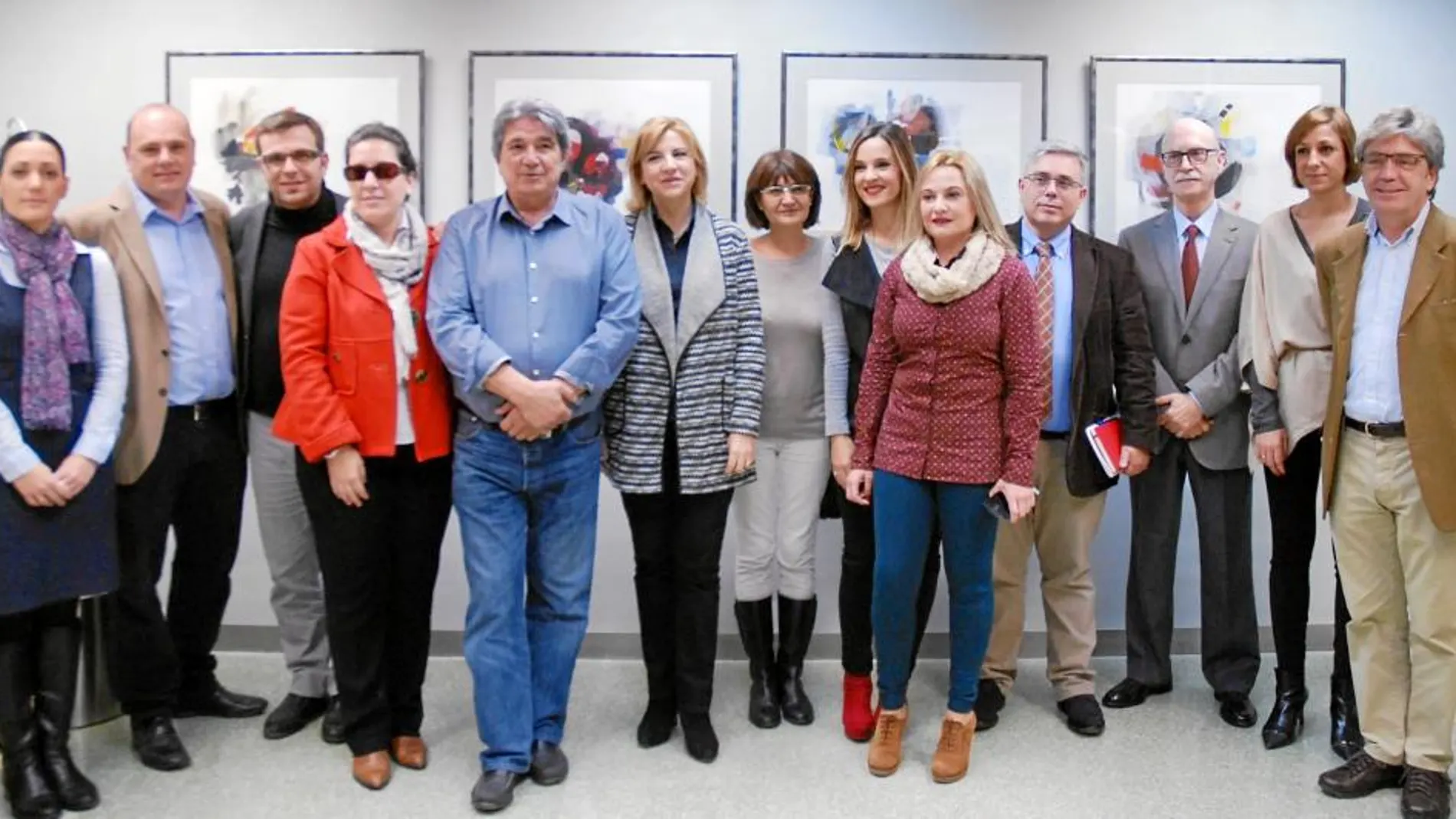 La consejera de Familia, Violante Tomás, junto a los representantes de la Mesa de Apoyo al Tercer Sector.