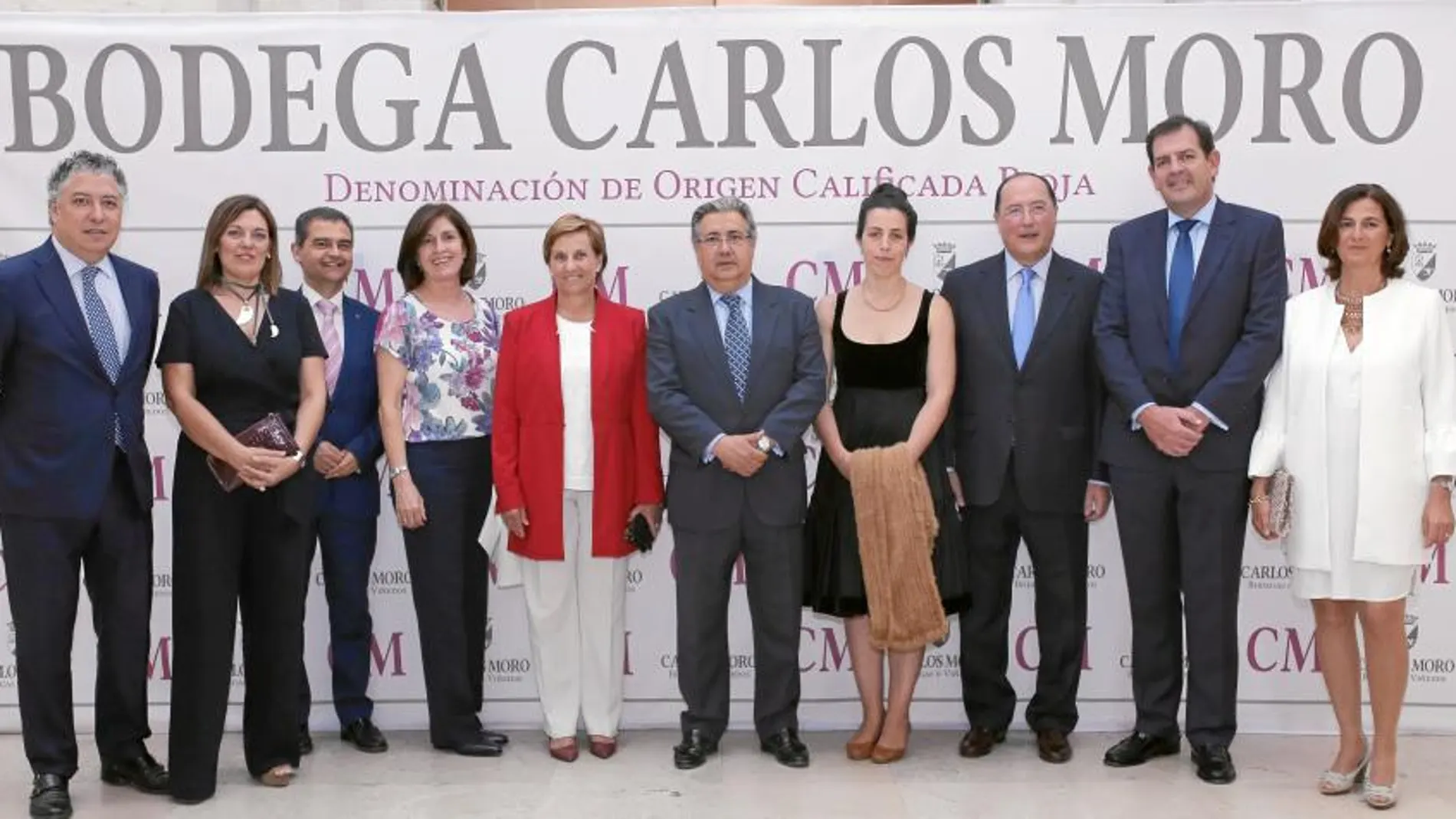 Foto de familia del bodeguero Carlos Moro con el ministro del Interior, Juan Ignacio Zoido; el secretario de Estado para la Seguridad Social, Tomás Burgos; o la consejera de Agricultura y Ganadería, Milagros Marcos, entre otros