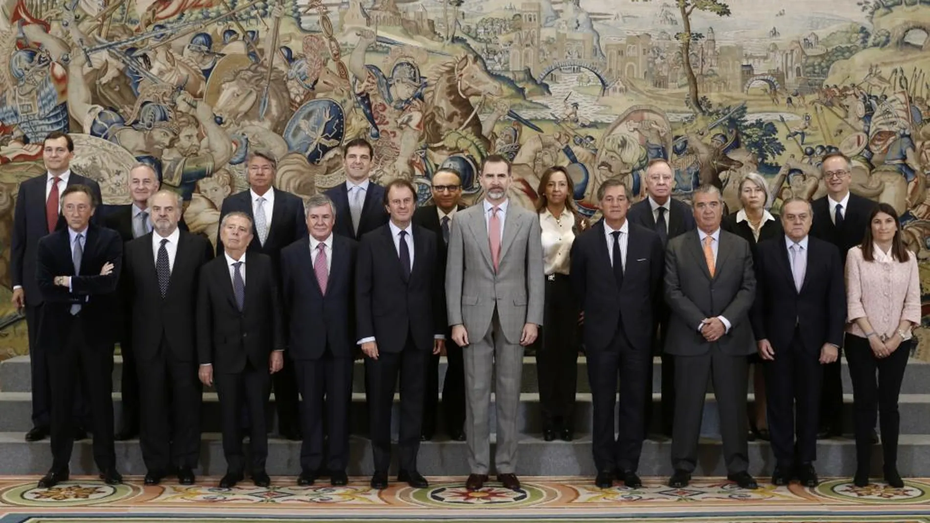 El rey posa para la foto de familia con la junta directiva de Empresa Familiar