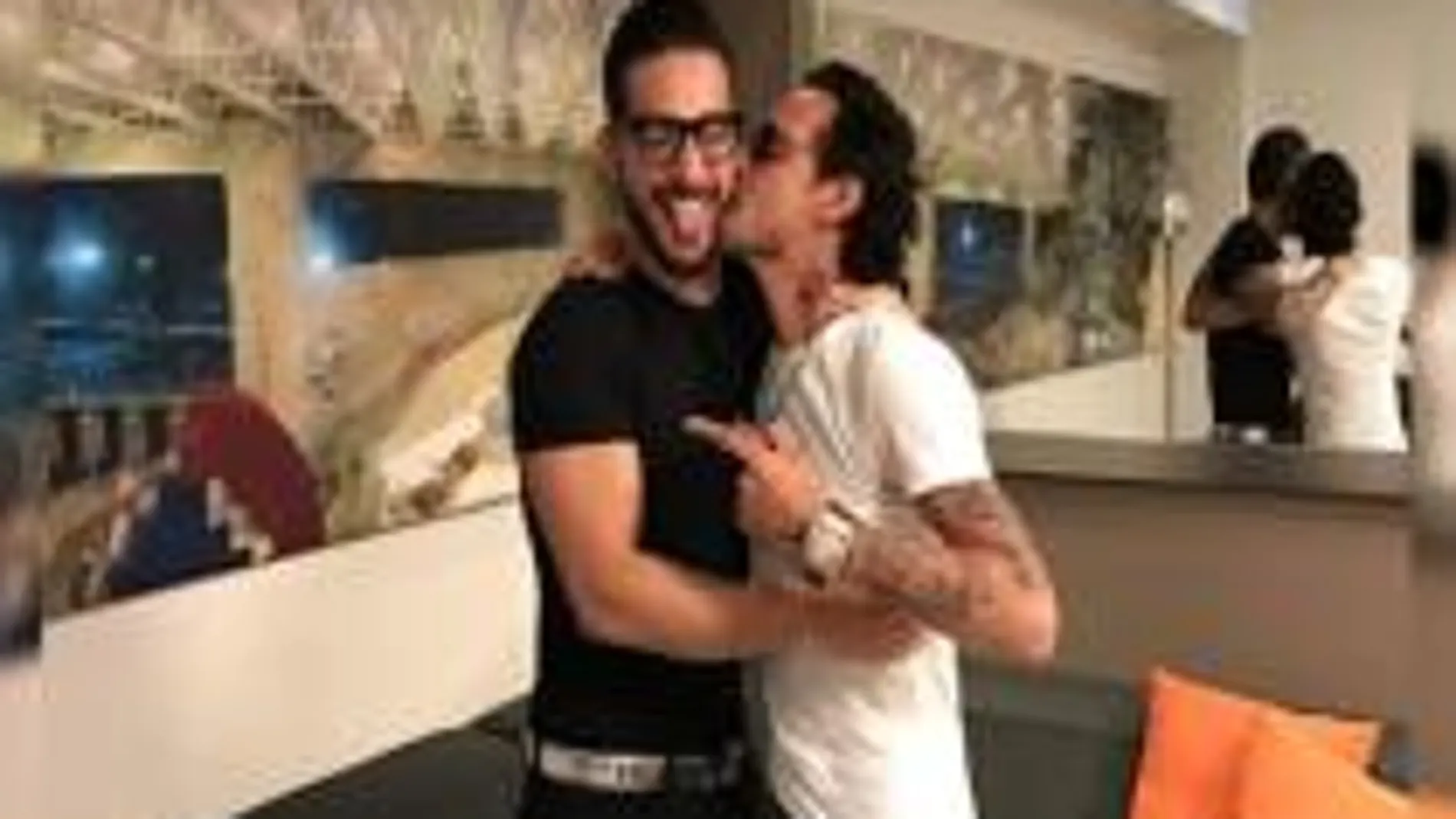 El polémico beso en la boca de Marc Anthony y Maluma