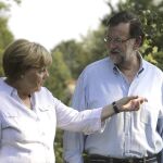 Rajoy conversa con Merkel en el castillo de Meseberg al inicio de la cumbre informal que ambos van a protagonizar durante dos días.