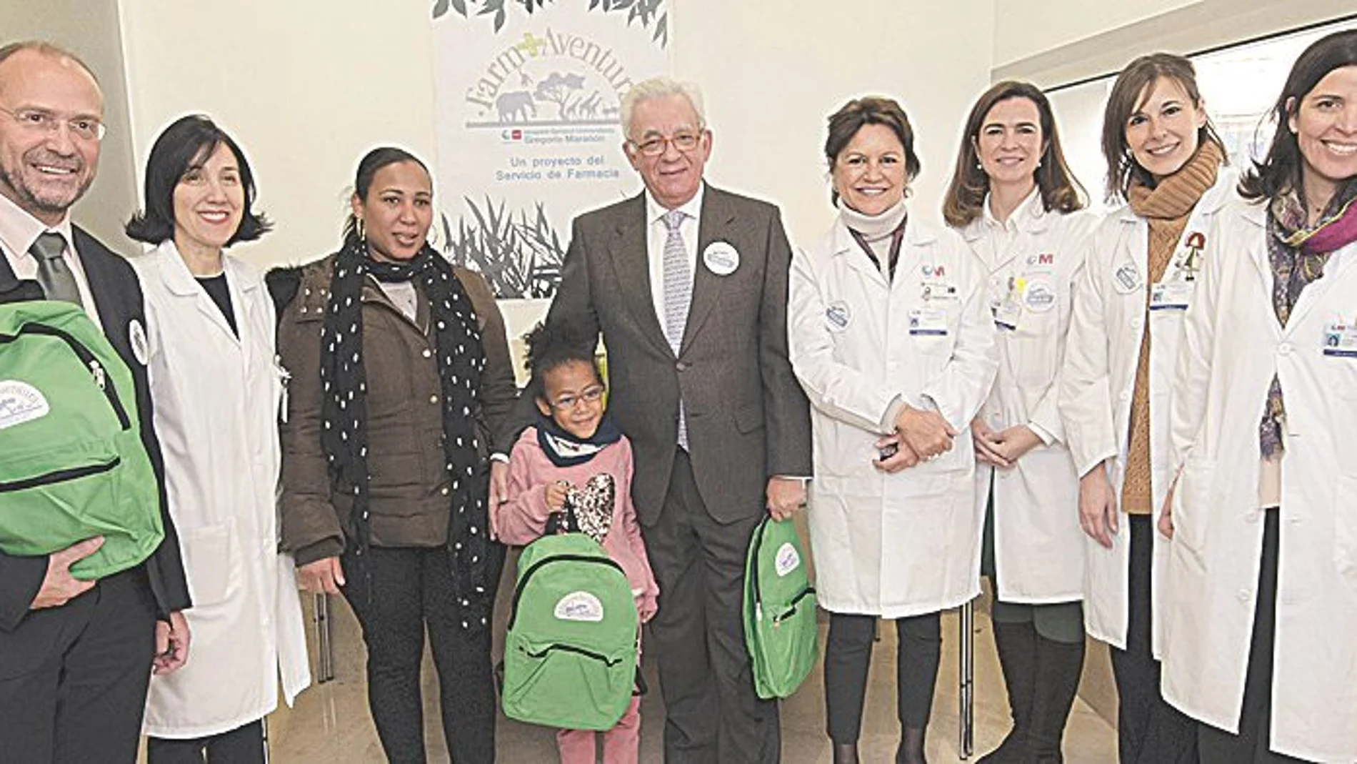 El consejero de Sanidad de Madrid, en el centro, junto al equipo de profesionales del hospital y el director general de Humanización de la Asistencia Sanitaria de la comunidad (izquierda)