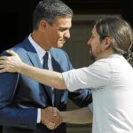 Pedro Sánchez, y el secretario general de Podemos, Pablo Iglesias, se reunieron en la tarde de ayer en el Palacio de la Moncloa para analizar la situación política / Jesús G. Feria