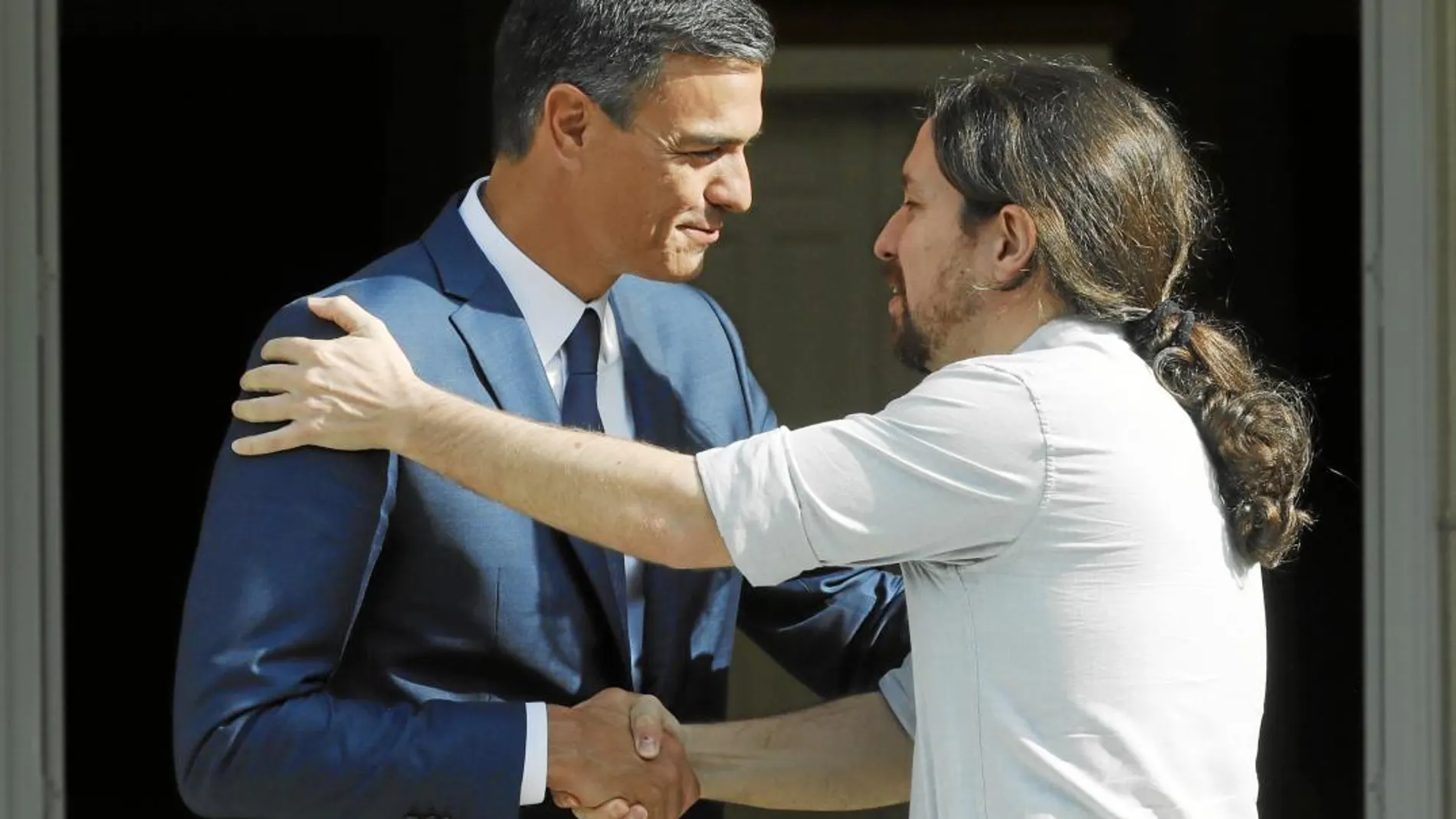 Pedro Sánchez, y el secretario general de Podemos, Pablo Iglesias, se reunieron en la tarde de ayer en el Palacio de la Moncloa para analizar la situación política / Jesús G. Feria