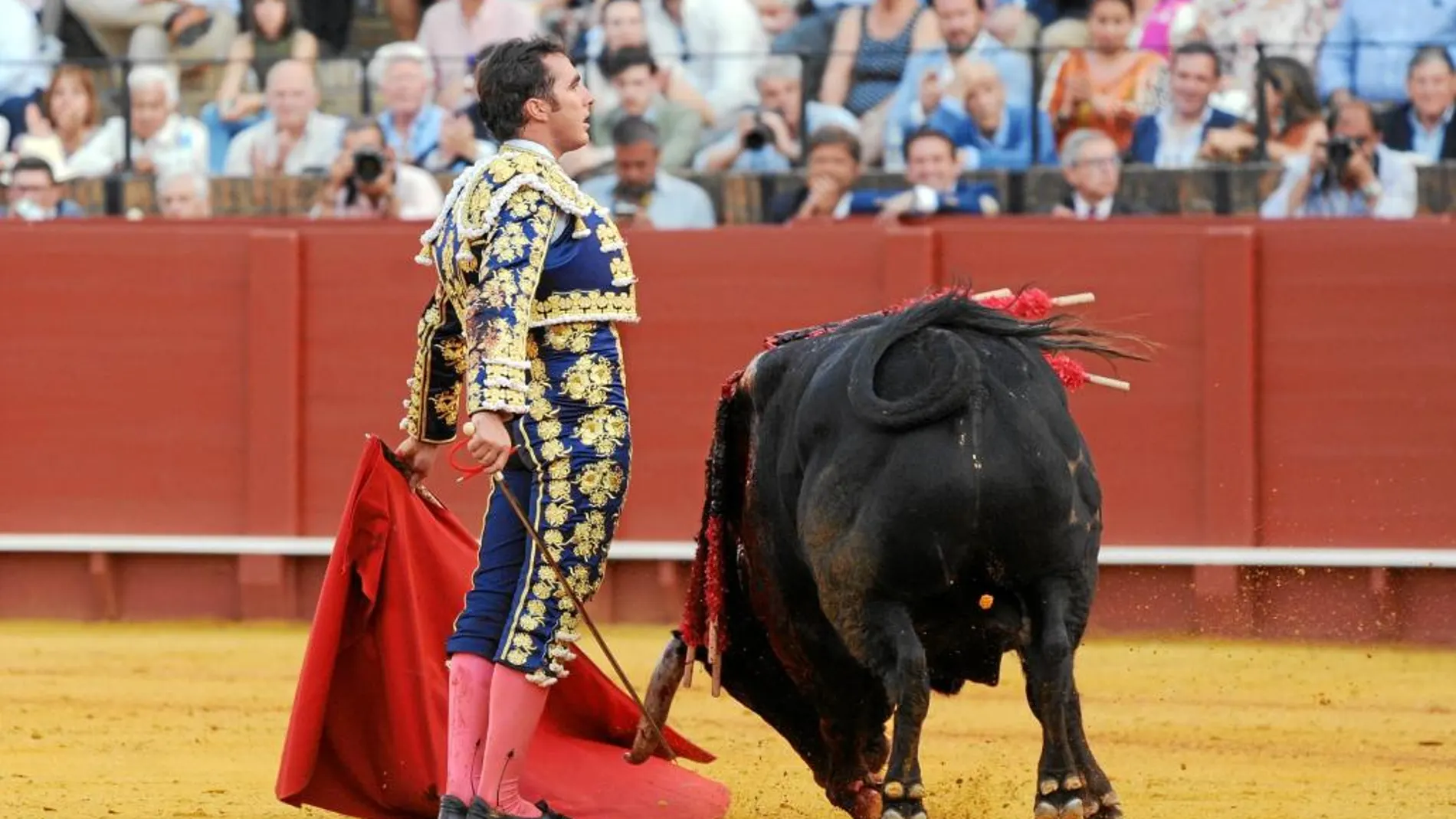 El Fandi con el quinto toro de la tarde, ayer, en la Maestranza de Sevilla