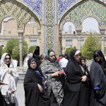 Mujeres iraníes esperan para votar en las urnas habilitadas en el lugar sagrado de Abdol Azim en la población de Shahre-Ray, al sur de Teherán (Irán)