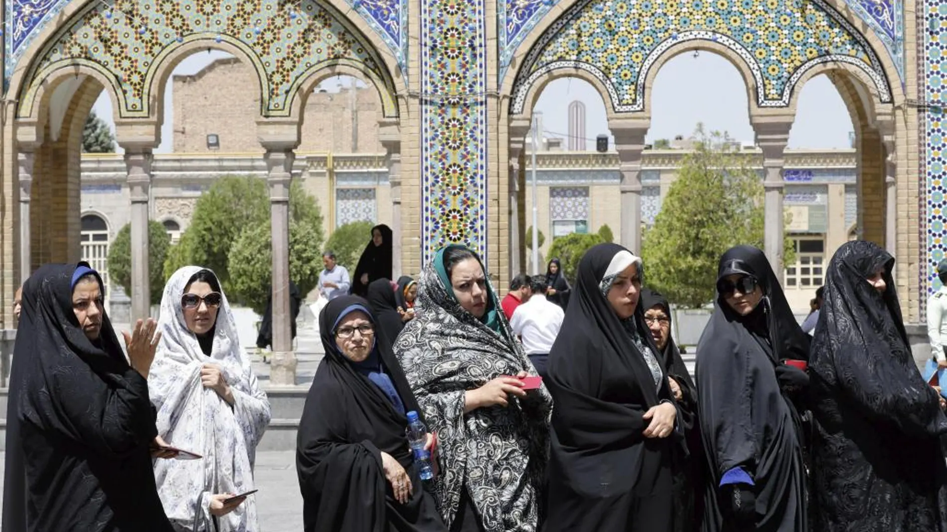 Mujeres iraníes esperan para votar en las urnas habilitadas en el lugar sagrado de Abdol Azim en la población de Shahre-Ray, al sur de Teherán (Irán)