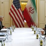 El Secretario de estado de EEUU, John Kerry, izquierda, durante la reunión con el ministro de Exteriores de Irán, Mohammad Javad Zarif, derecha, en la reunión de hoy en Viena a la espera del informe del OIEA