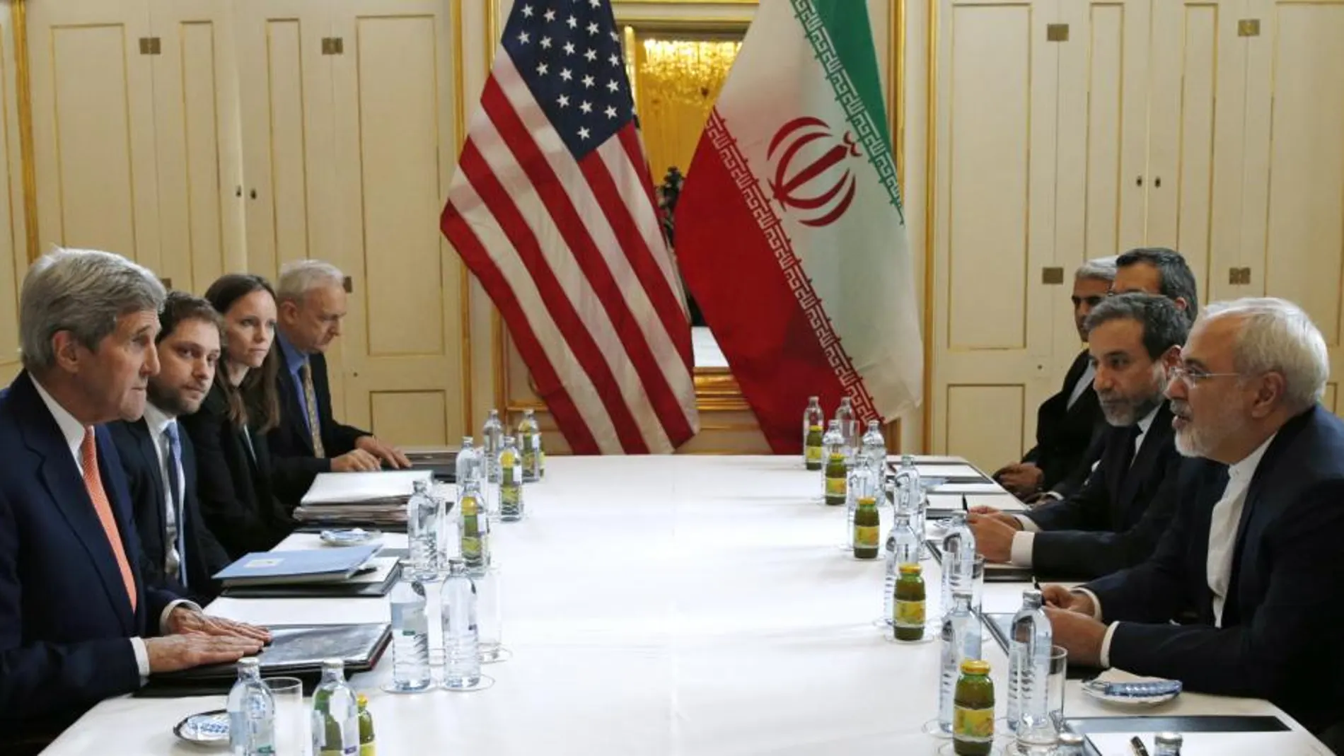 El Secretario de estado de EEUU, John Kerry, izquierda, durante la reunión con el ministro de Exteriores de Irán, Mohammad Javad Zarif, derecha, en la reunión de hoy en Viena a la espera del informe del OIEA