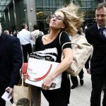 Una trabajadora de Lehman Brothers sale de la sede de Londres/Reuters