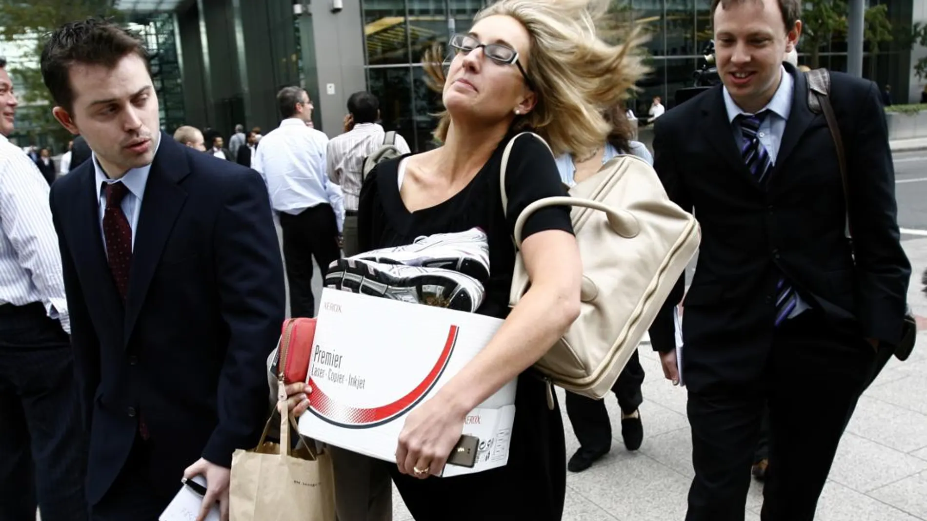 Una trabajadora de Lehman Brothers sale de la sede de Londres/Reuters