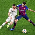 Lucas Vázquez lucha por una pelota con Lenglet, ayer en el Camp Nou