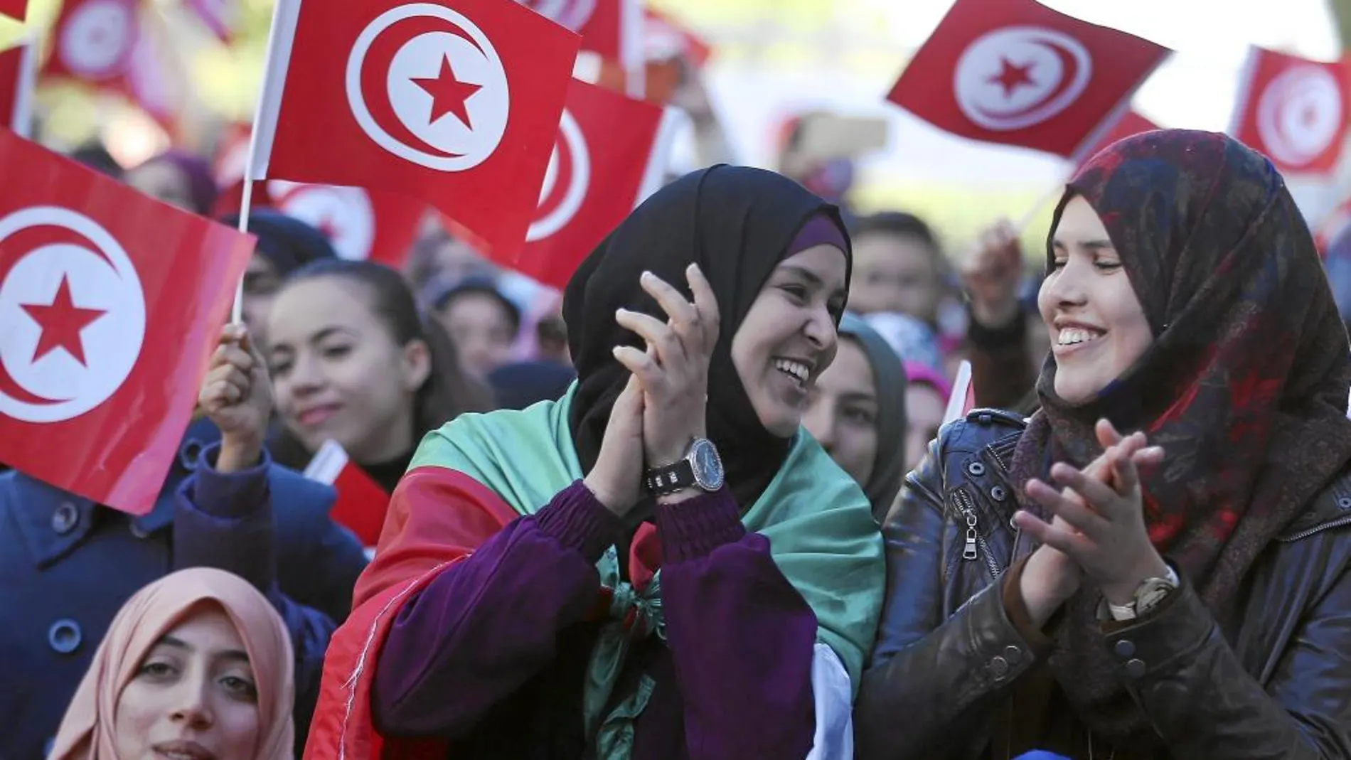 Varias tunecinas celebran el quinto aniversario de la caída de la dictadura en la avenida Habib Bourguiba, en la capital, con cánticos y gritos.