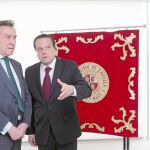 José Antonio De Santiago-Juárez durante su visita al Consultivo, acompañado de su presidente, Mario Amilivia