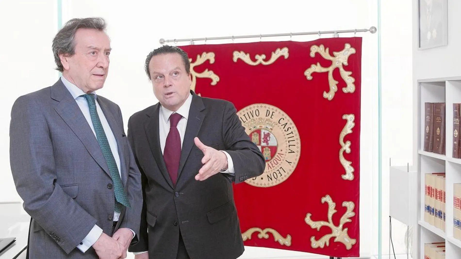 José Antonio De Santiago-Juárez durante su visita al Consultivo, acompañado de su presidente, Mario Amilivia