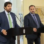El presidente de la Comunidad, Fernando López Miras, y el ministro de Fomento, José Luis Ábalos, ayer en la reunión que mantuvieron en el palacio de San Esteban de Murcia