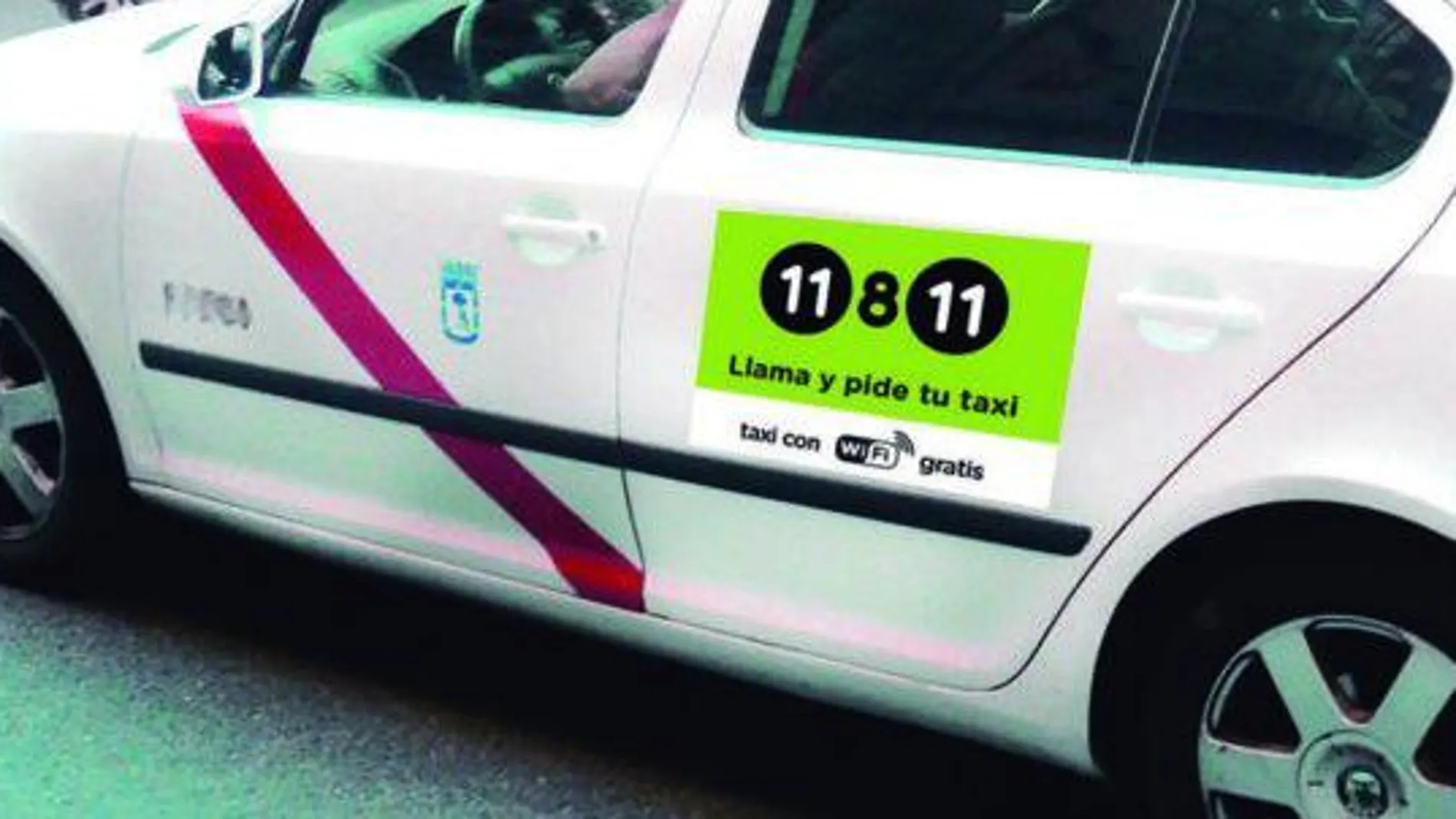 La Comunidad tumba la bajada de bandera de 4 euros que acordó Carmena con el taxi