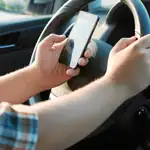 El uso del teléfono móvil al volante puede provocar accidentes de tráfico mortales. Foto: Efe