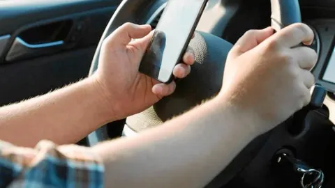 El uso del teléfono móvil al volante puede provocar accidentes de tráfico mortales. Foto: Efe