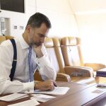 Un Rey responsable. Felipe VI escribe su discurso en el avión oficial en su viaje de Estado a París en junio de 2015